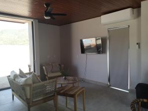 Μια τηλεόραση ή/και κέντρο ψυχαγωγίας στο Quinta Lorame Departamento Cabernet