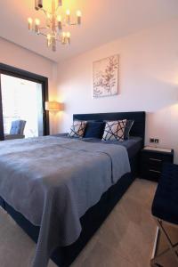 Ένα ή περισσότερα κρεβάτια σε δωμάτιο στο SUNSET WAVES The View