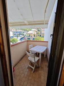 a small balcony with a table and a chair at L06 - Trilocale a 300 mt dal mare in Ancona