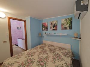 a bedroom with a bed in a room with blue walls at L06 - Trilocale a 300 mt dal mare in Ancona +6 photos