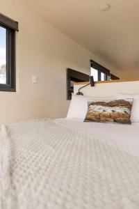 Bay of Fires Tiny Home 객실 침대