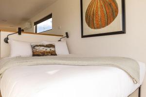 Bay of Fires Tiny Home 객실 침대