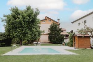 una piscina nel cortile di una casa di da Vanilla affittacamere a Bonzicco