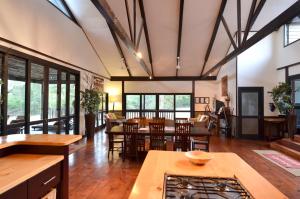Umthiba Bush Lodge في KwaNibela: غرفة طعام مع طاولات وكراسي ونوافذ