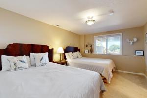 a bedroom with two beds and a window at Firepit Lagoon in Oceanside