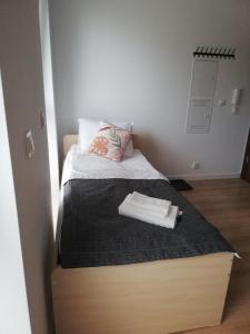 ブィドゴシュチュにあるApartamenty Jaskółczaの木製の引き出し付きベッドのある小さな寝室