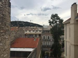 a view of a city with buildings and a tree at SUN SETE Loft in Sète