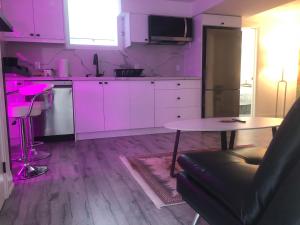 Gallery image of Private modern basement in Aurora