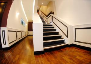eine Treppe in einem Haus mit weißen Wänden und Holzböden in der Unterkunft Print Works Hotel in Liverpool