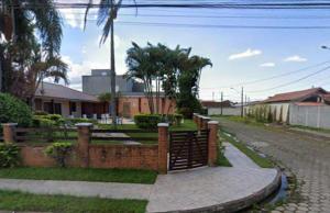 ペルイベにあるRecanto Praia Peruibeのレンガの柵と家のある通り