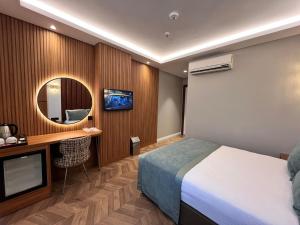 Ένα ή περισσότερα κρεβάτια σε δωμάτιο στο Gumus Palace Hotel