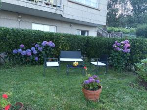 Galeriebild der Unterkunft Acogedor apartamento con jardín in O Grove