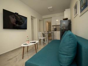 TV a/nebo společenská místnost v ubytování Zoé Suites