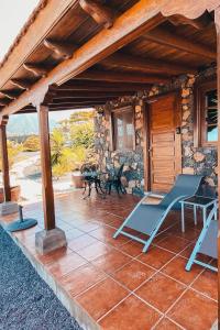 een terras met stoelen en een huis bij Casa El Morro in Los Llanos de Aridane