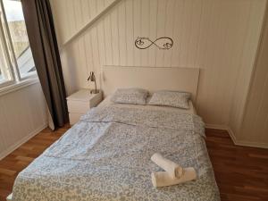 una camera da letto con un letto e un paio di asciugamani di Aadarsh Villa rom3, 10 min fra Oslo airport a Gjerdrum