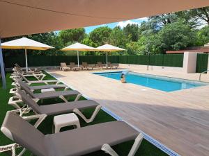 The swimming pool at or close to Hotel-Restaurante La Quadra