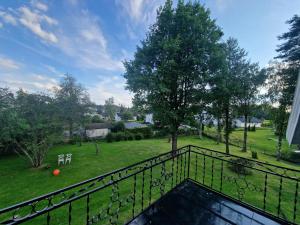balcone con vista sul cortile. di Aadarsh Villa rom3, 10 min fra Oslo airport a Gjerdrum