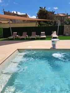 The swimming pool at or close to Hotel-Restaurante La Quadra