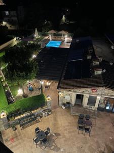 The swimming pool at or close to Hotel-Restaurante La Quadra