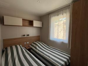 Ένα ή περισσότερα κρεβάτια σε δωμάτιο στο Mobil home vue exceptionnelle et spa - Domaine de l'Ile d'Or
