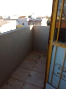 um quarto vazio com uma parede e uma janela em Residencial Barbosa - Apto 301 em Macaé