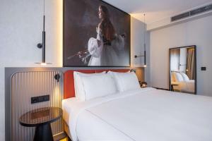 Postel nebo postele na pokoji v ubytování Radisson RED Berlin Kudamm