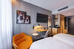 Postel nebo postele na pokoji v ubytování Radisson RED Berlin Kudamm