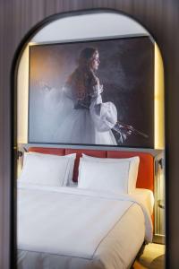 Postel nebo postele na pokoji v ubytování Radisson RED Berlin Kudamm