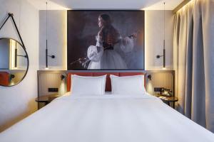 Postel nebo postele na pokoji v ubytování Radisson RED Berlin Kudamm