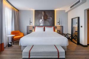 Postel nebo postele na pokoji v ubytování Radisson RED Berlin Kudamm