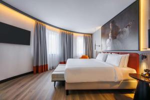 Postel nebo postele na pokoji v ubytování Radisson RED Berlin Kudamm