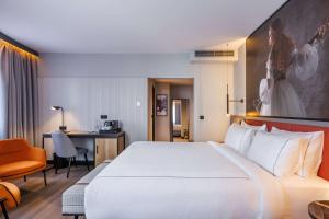 Postel nebo postele na pokoji v ubytování Radisson RED Berlin Kudamm