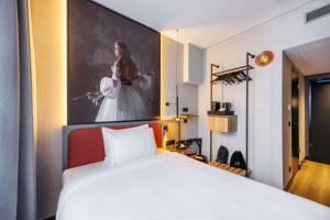 Postel nebo postele na pokoji v ubytování Radisson RED Berlin Kudamm