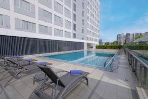 Bazén v ubytování Park Inn By Radisson Iloilo nebo v jeho okolí