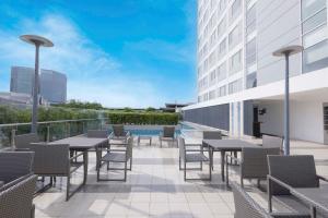 Bazén v ubytování Park Inn By Radisson Iloilo nebo v jeho okolí
