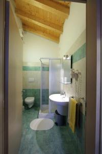 ピエーヴェ・ディ・ソリーゴにあるMarkantoのバスルーム(シャワー、洗面台、トイレ付)