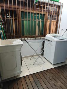 a bath tub and a sink in a room at Linda Casa na Praia de Bombas in Bombinhas