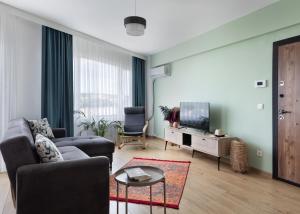 ein Wohnzimmer mit Sofa und Fernseher in der Unterkunft Allegro Apartments Kadıköy in Istanbul