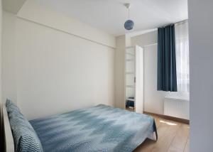 ein weißes Schlafzimmer mit einem Bett und einem Fenster in der Unterkunft Allegro Apartments Kadıköy in Istanbul