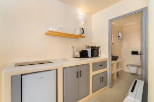 Köök või kööginurk majutusasutuses Eolithos Exclusive Suites