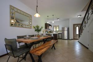 Kuchyň nebo kuchyňský kout v ubytování 3 minutes from best beaches in Aruba! Luxury Tropical Townhouse at Gold Coast Aruba