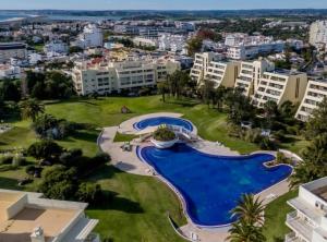uma vista aérea de um complexo de apartamentos com uma piscina em T2+1 - Sousa Vila - Apartament with the best pool @ Algarve em Alvor