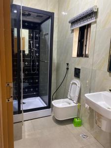Kawruky Hotel Benin的一间浴室