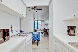 迈阿密海滩Ocean Drive Best Deal, w/2 Queen Beds, Near Beach的厨房配有白色橱柜和炉灶烤箱