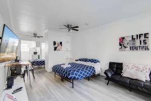 迈阿密海滩Ocean Drive Best Deal, w/2 Queen Beds, Near Beach的一间卧室，里面有一张床、一张沙发和一张桌子