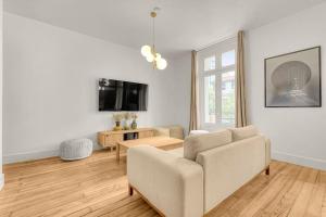 Televisyen dan/atau pusat hiburan di Grand Appartement Lumineux - Parking Privé - Clim