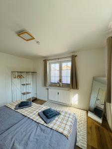 沙博伊茨Familientraum an der wunderschönen Ostsee in Scharbeutz - Strandnah, kostenloses Parken & Terasse!W2的一间卧室，配有一张大床和一扇窗户。