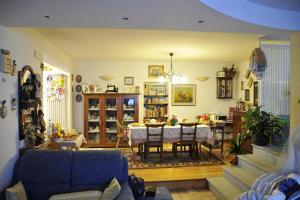 ein Wohnzimmer mit einem blauen Sofa und einem Tisch in der Unterkunft B&B da-di in Colico