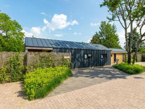 a black building with a fence in front of it at Eefs Huusje in Krachtighuizen