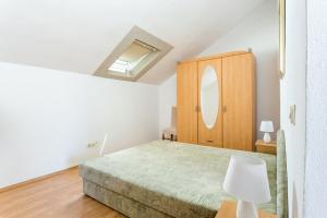Postel nebo postele na pokoji v ubytování Apartments and rooms with parking space Supetar, Brac - 5658